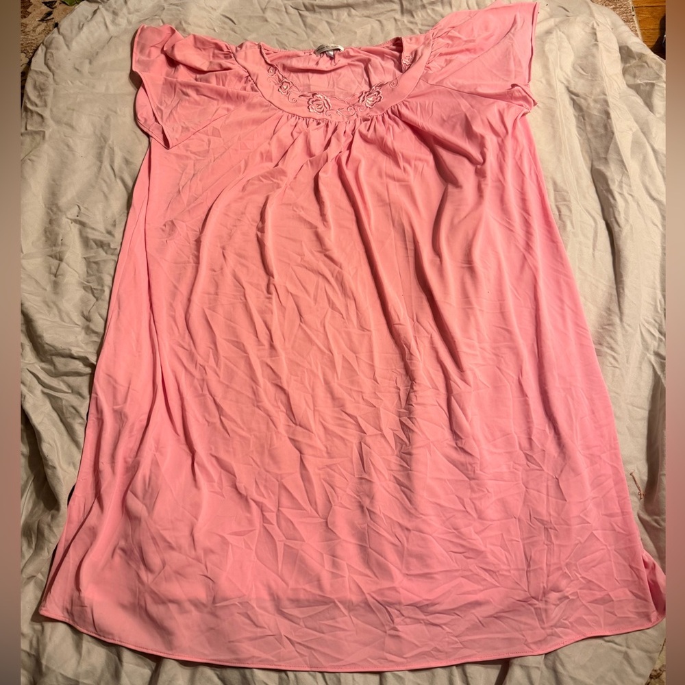 Miss Elaine short sleeve pink gown with rose embroidery sz XL
